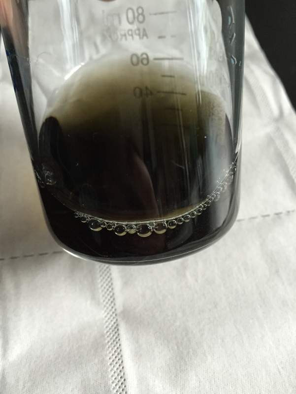 在配制过程中,加了乙醇是深蓝色,加入磷酸后变成棕红色,水定容后又