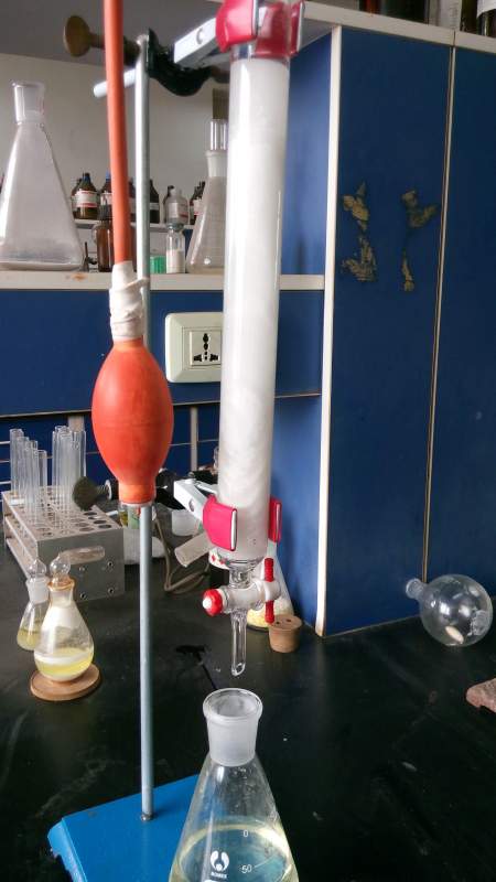 用的干法装柱,从样品层下来几乎都有白色纹路,什么原因造成的?