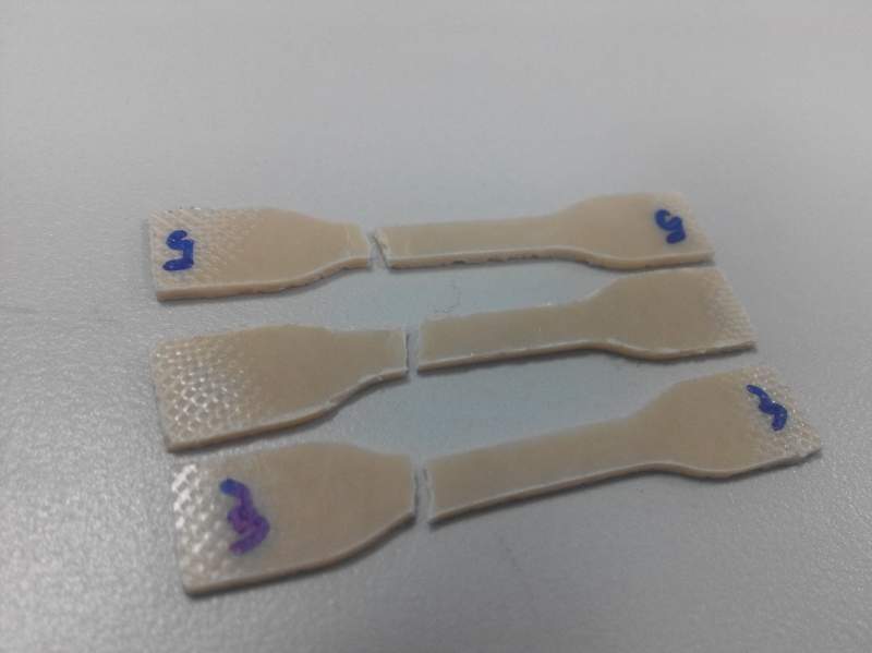 哑铃型样条的厚度差别较大而且拉伸断裂的地方通常处于样条由细变粗的